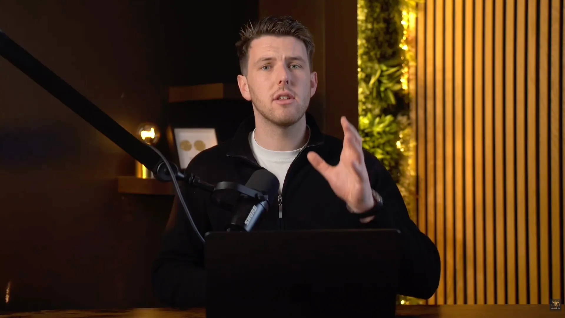 Louis Ronchet en studio, micro professionnel — mentorat privé 1 to 1 Breakout Academy